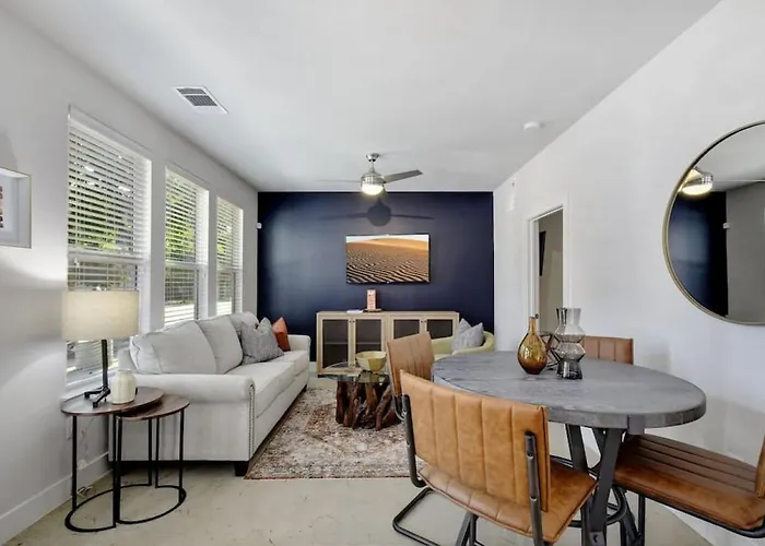 Escape At A Stylish Apartment Near Downtown