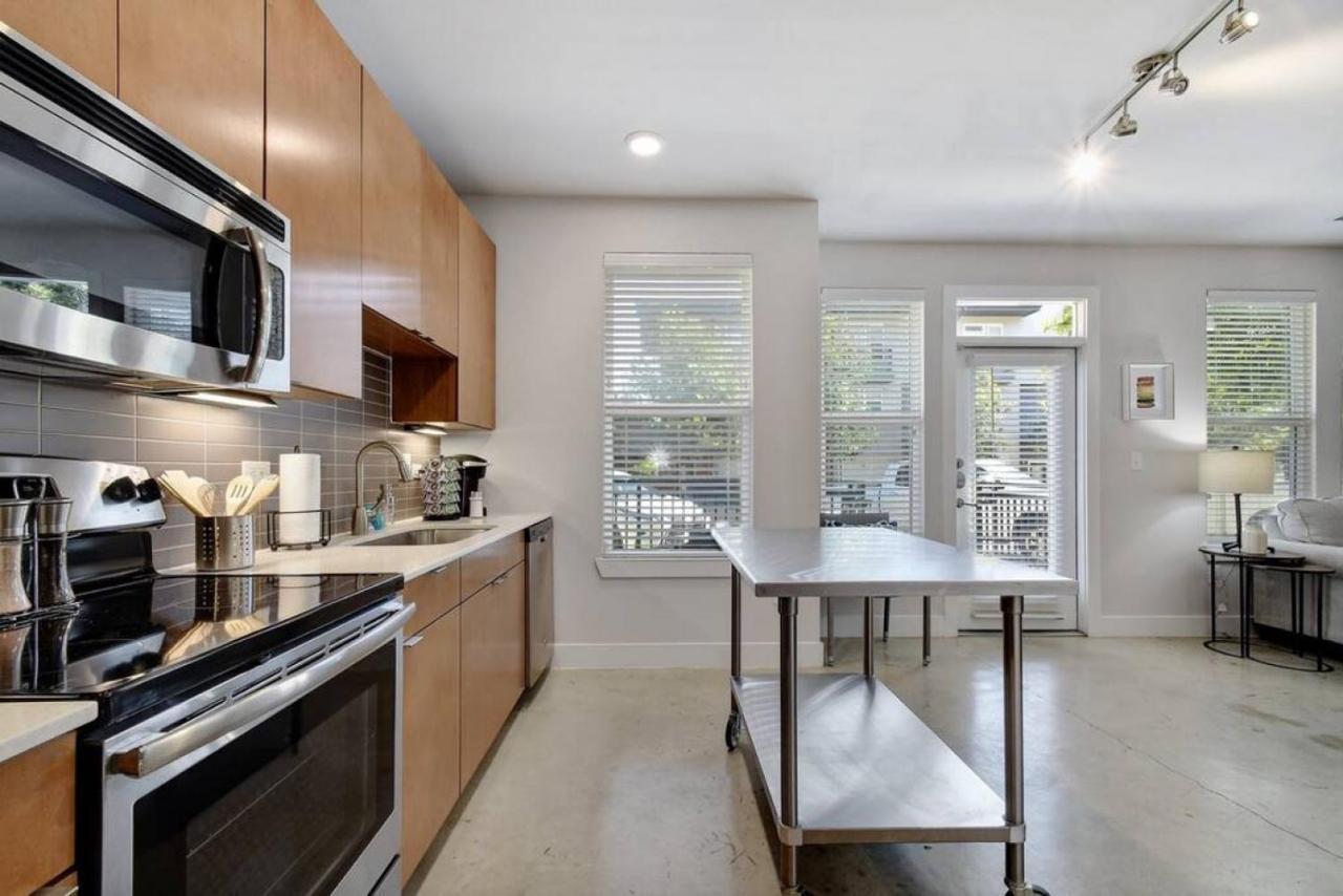 Escape At A Stylish Near Downtown Apartment