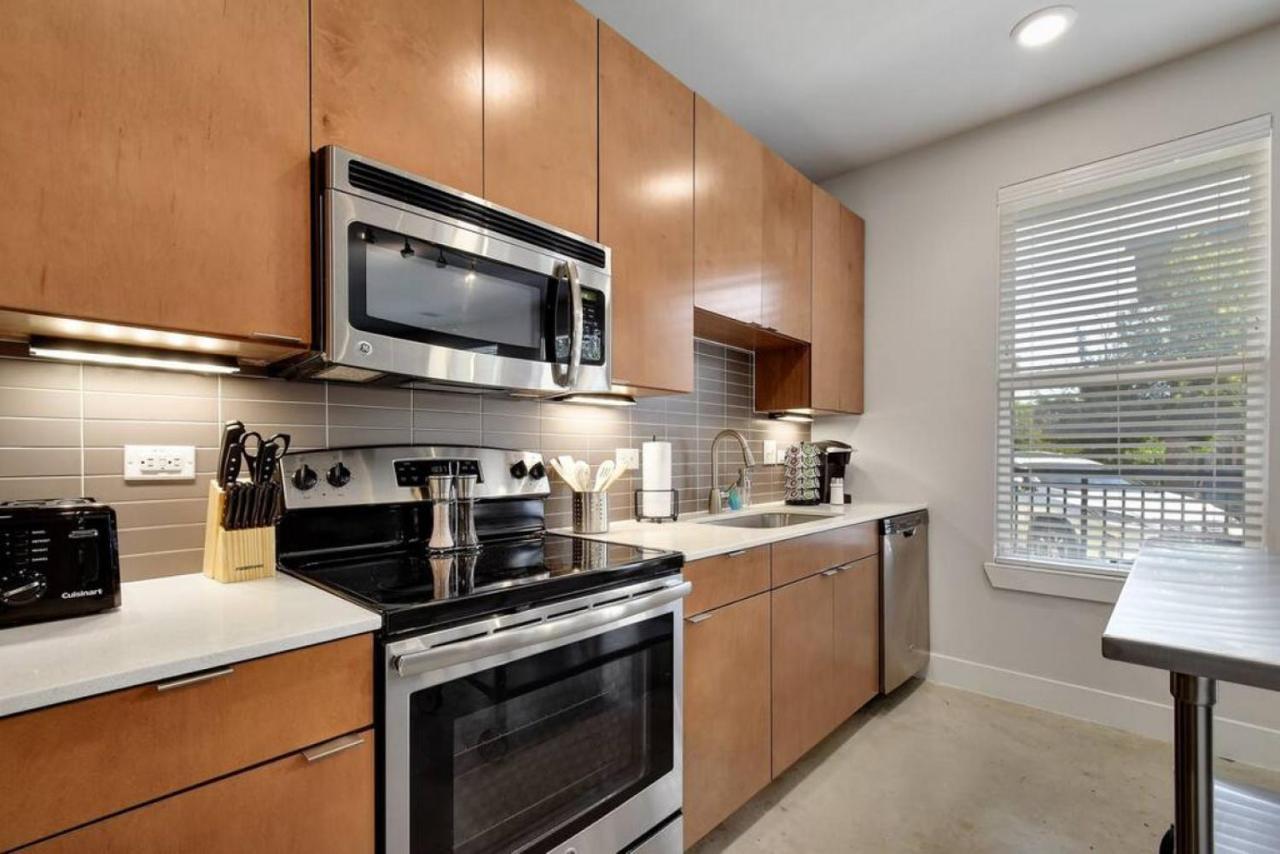 Escape At A Stylish Near Downtown Apartment *